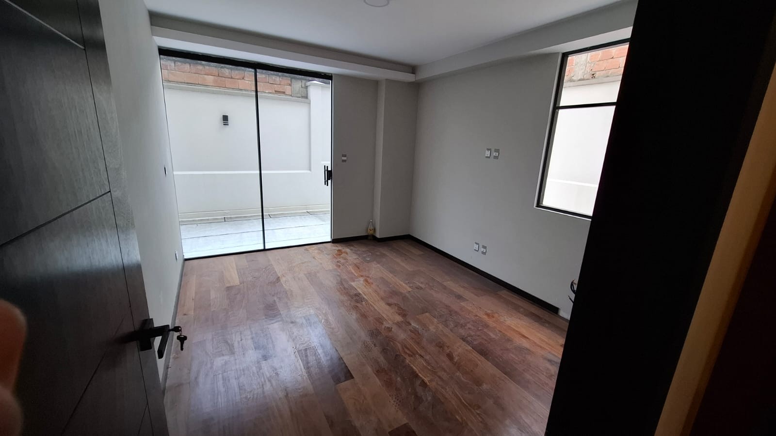 Departamento en VentaCalle 29 de Achumani 
Cerca de la Av. Principal 
 3 dormitorios 3 baños  Foto 4