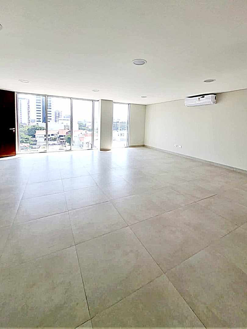 Local comercial Equipetrol  Sirari
Condominio Almoora
Av. Los Claveles Foto 5