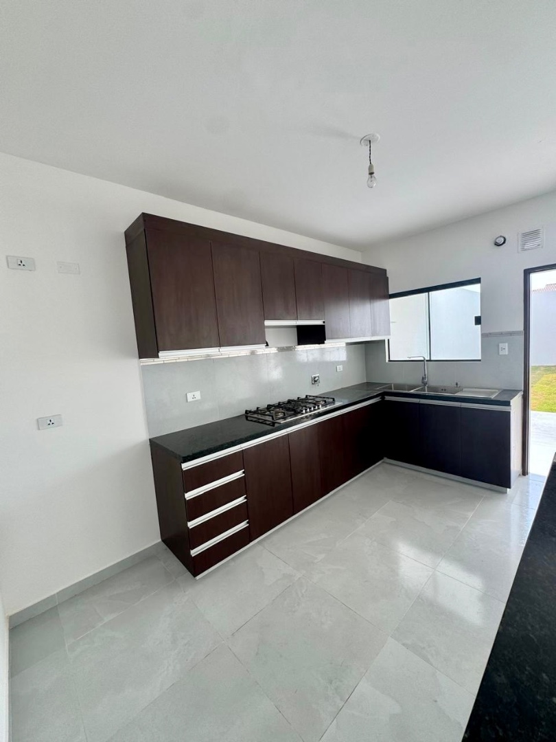 Casa en Entre 8vo y 9no anillo Norte en Santa Cruz de la Sierra 4 dormitorios 3 baños 2 parqueos Foto 6
