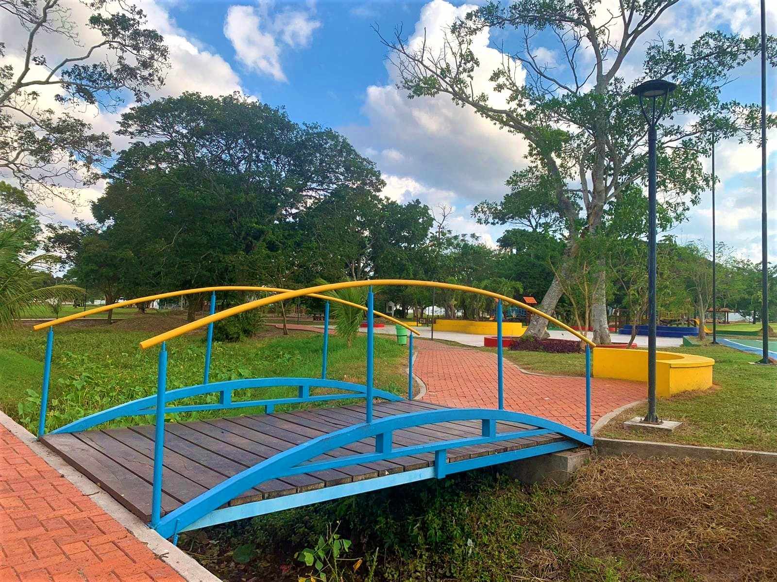 Casa en VentaAV. BANZER - CONDOMINIO CASA DE  CAMPO 4 dormitorios 4 baños 2 parqueos Foto 30