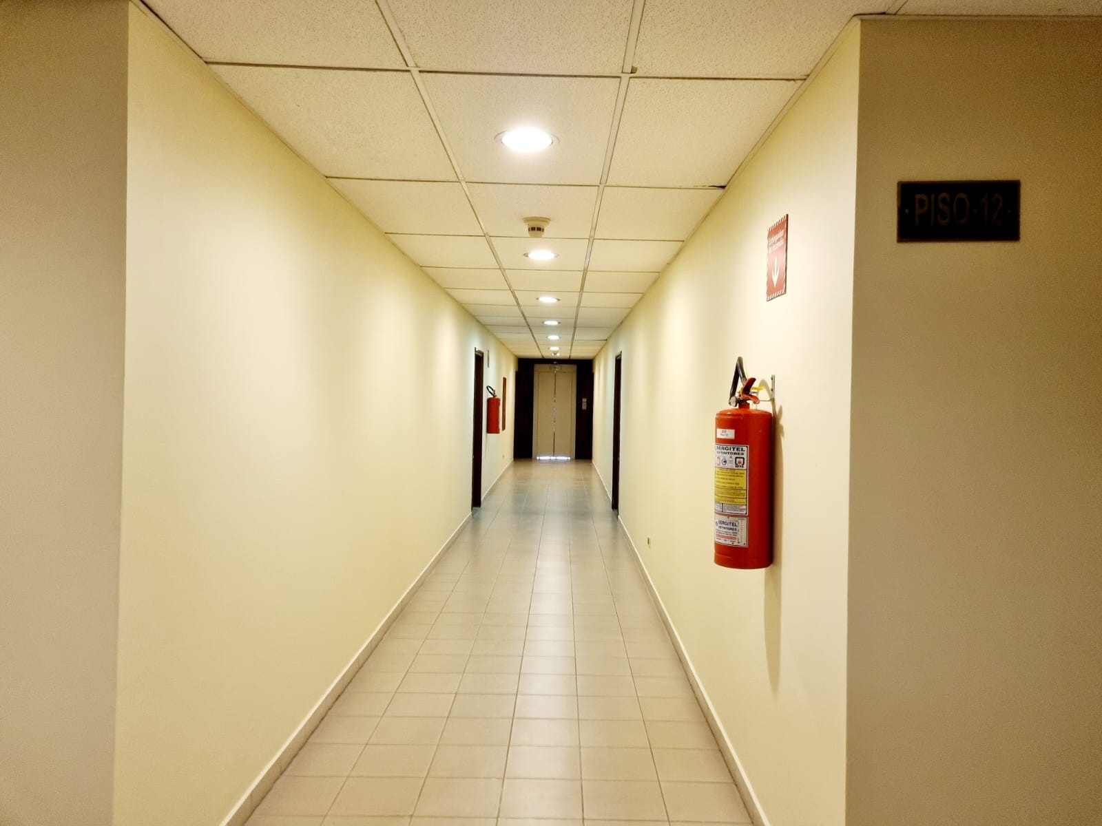 Oficina en AlquilerEdificio Torres CAINCO, Calle Cochabamba 4 dormitorios 2 baños 1 parqueos Foto 2