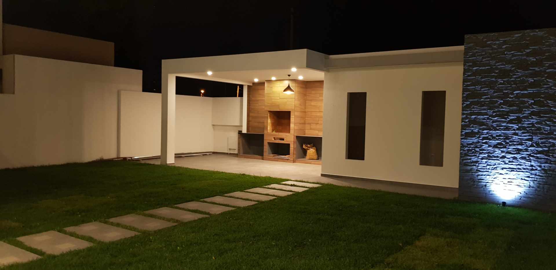 Casa en VentaPreciosa casa en URUBO
Condominio Santa Cruz La Vieja
(Entrega Octubre 2021) 3 dormitorios 5 baños 3 parqueos Foto 3