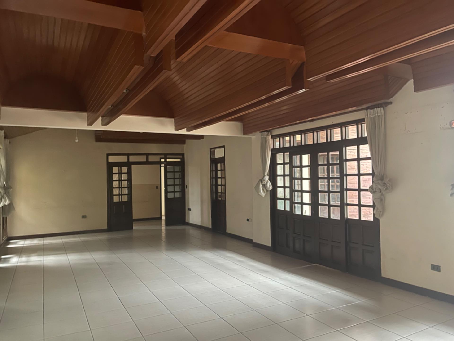 Casa Av Los Cusis zona Norte entre Beni y Banzer Foto 17