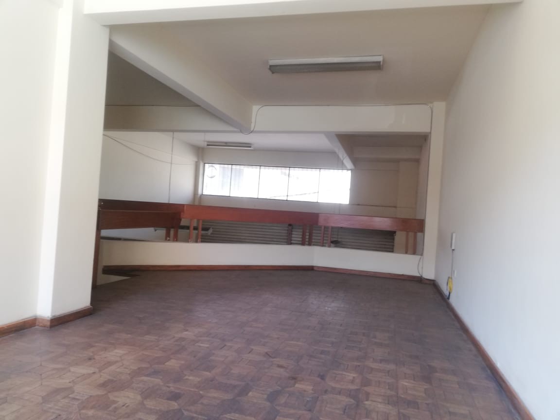 Local comercial en AlquilerCalle Sucre, entre Lanza y Antezana  1 baños  Foto 6