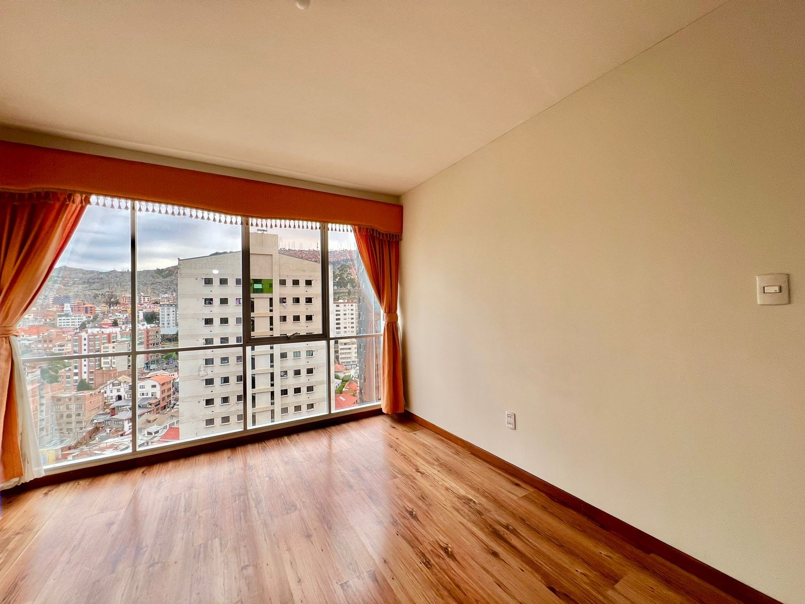 Departamento <b>DEPARTAMENTO DE 3 DORMITORIOS EN VENTA, SAN JORGE - AVENIDA 6 DE AGOSTO</b> Foto 2