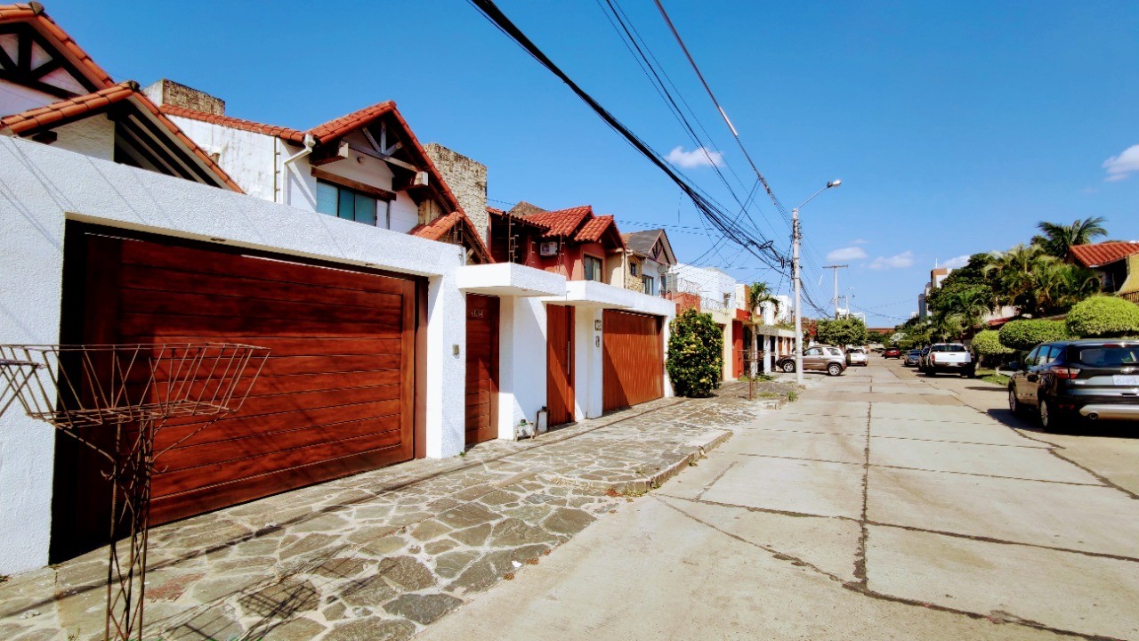 Casa en VentaZona Norte, Av. Beni entre 4to y 5to anillo Foto 3
