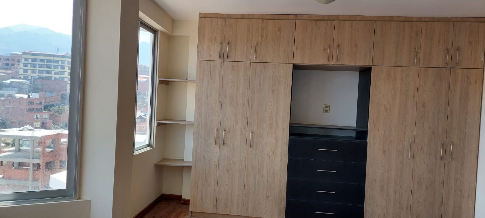 Edificio en VentaUrbanización CORDES final Costanera Calle 2 N°11 (Zona Alto Calacoto) 11 dormitorios 10 baños 2 parqueos Foto 10