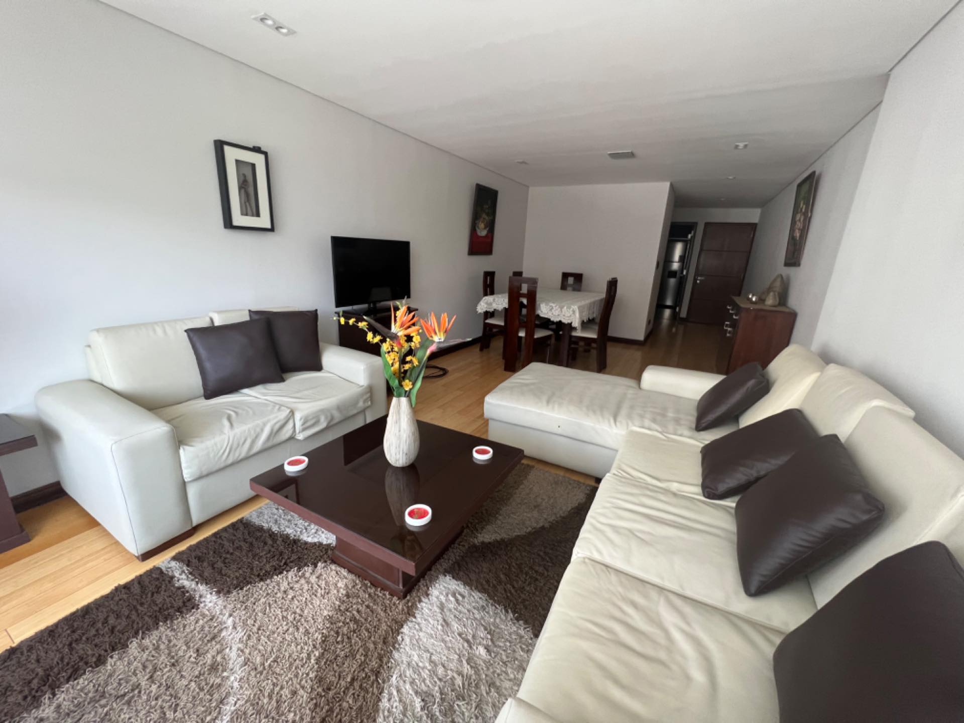 Departamento en AlquilerCalle 10 de calacoto avenida principal  3 dormitorios 3 baños 1 parqueos Foto 6