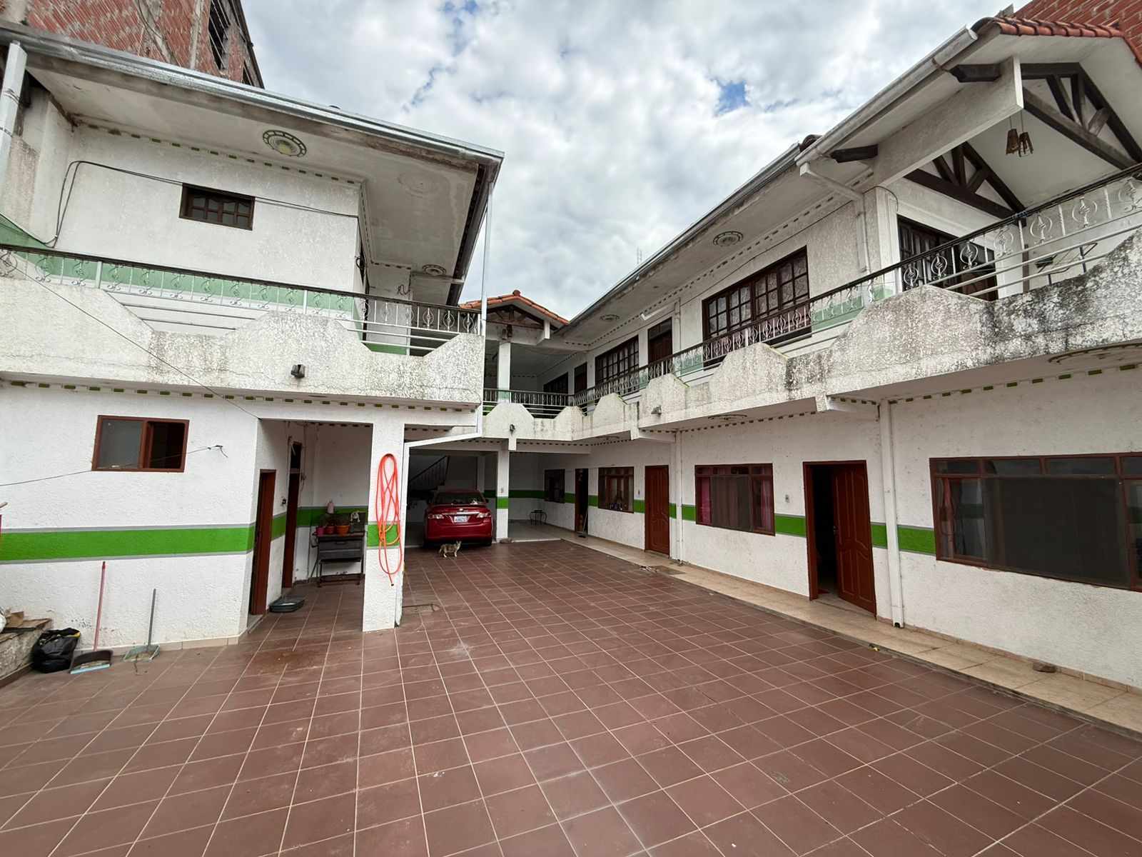 Departamento en Entre 3er y 4to anillo Oeste en Santa Cruz de la Sierra 6 dormitorios 3 baños 3 parqueos Foto 3