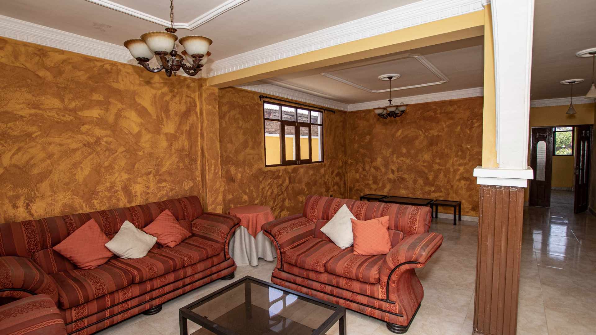 Casa en Colcapirhua en Cochabamba 4 dormitorios 3 baños 2 parqueos Foto 9