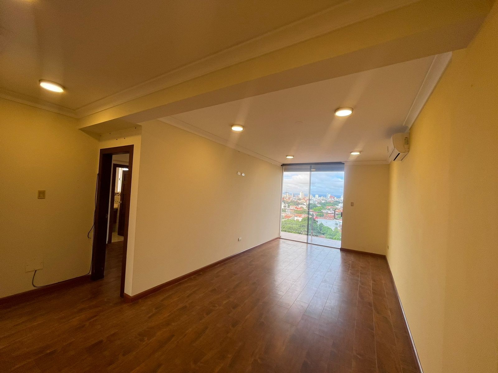 Departamento en Entre 1er y 2do anillo Norte en Santa Cruz de la Sierra 2 dormitorios 2 baños  Foto 14