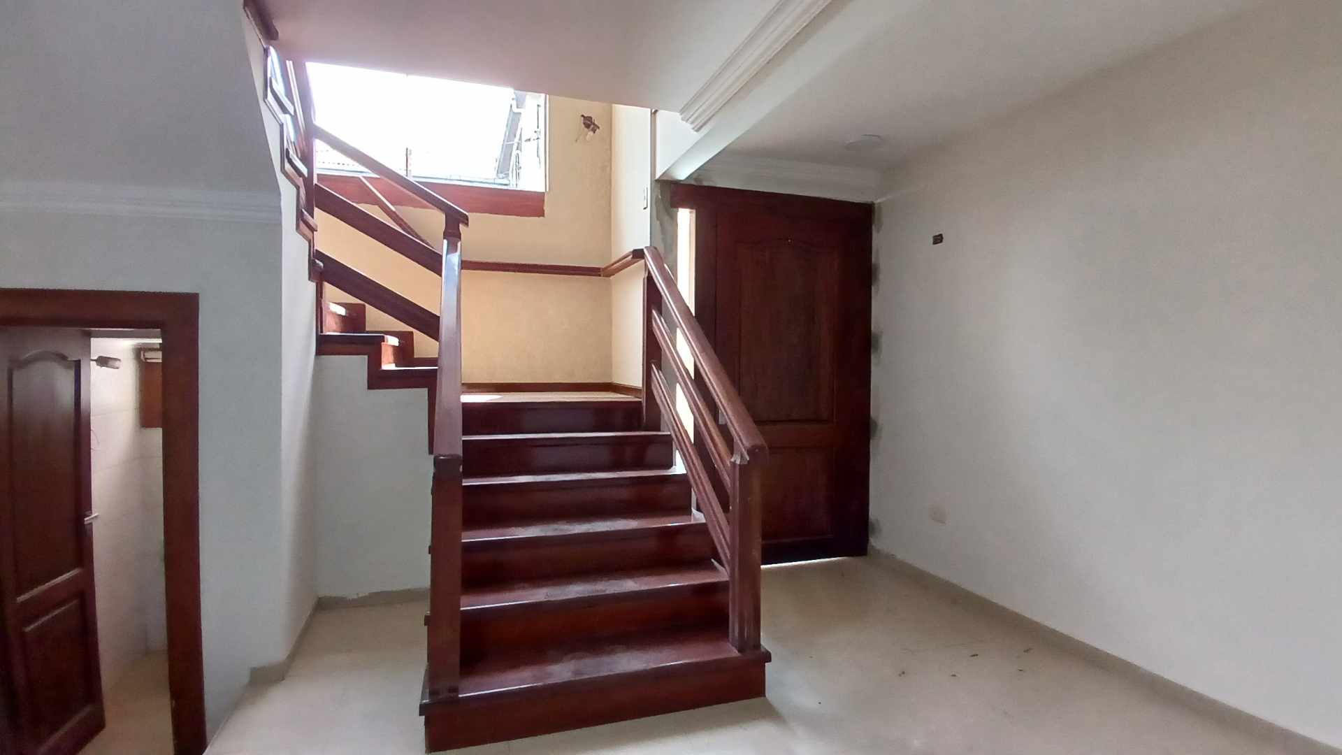 Casa en Alquiler📍 Barrio Hamacas, entre 3er y 4º anillo – Esquina comercial 4 dormitorios 4 baños 2 parqueos Foto 5