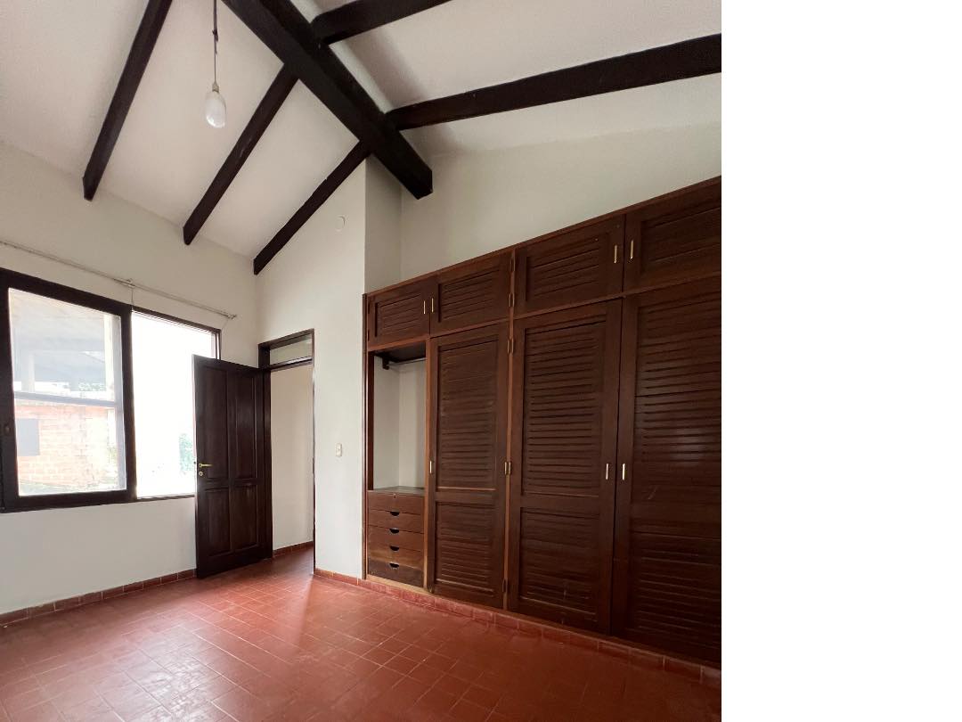Casa en Entre 3er y 4to anillo Oeste en Santa Cruz de la Sierra 6 dormitorios 3 baños 4 parqueos Foto 4