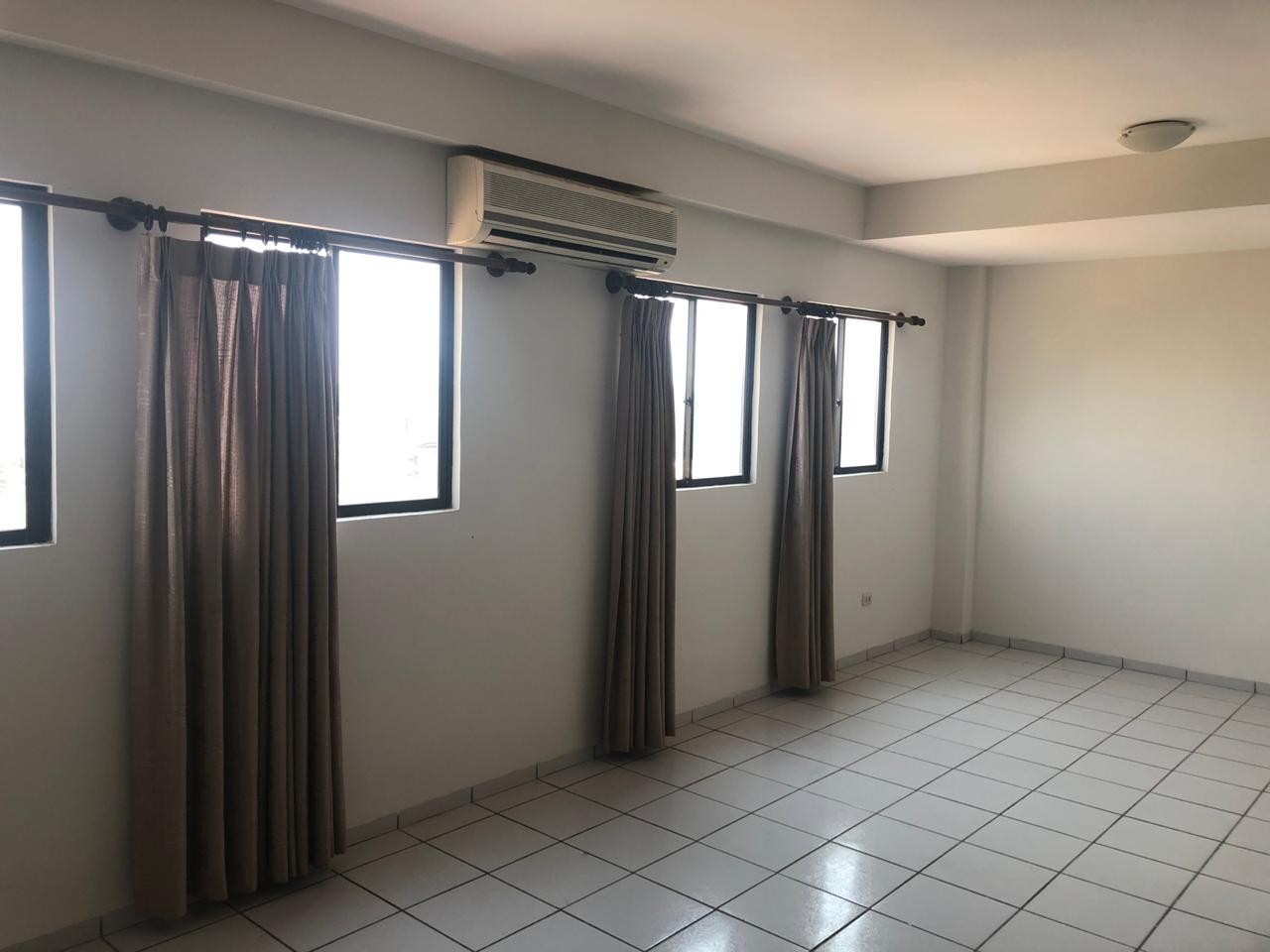 Departamento en VentaDUPLEX EN VENTA EN CONDOMINIO DOS HERMANAS
Radial 27 pasando 5to Anillo Foto 4