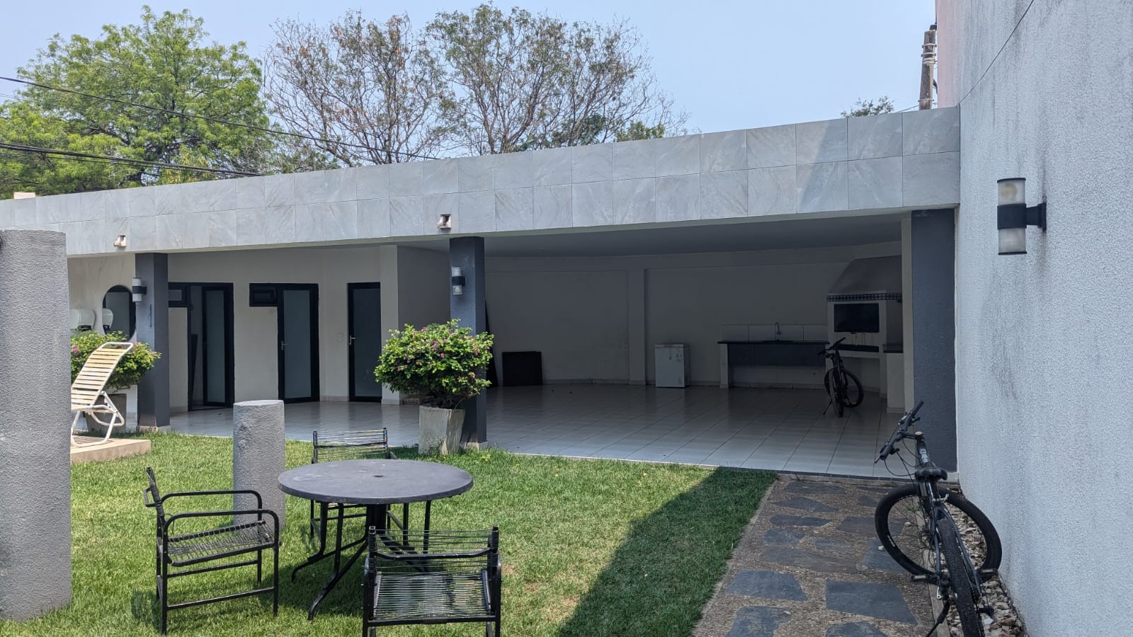 Casa en VentaAvenida Banzer, Quinto Anillo 4 dormitorios 3 baños 2 parqueos Foto 3
