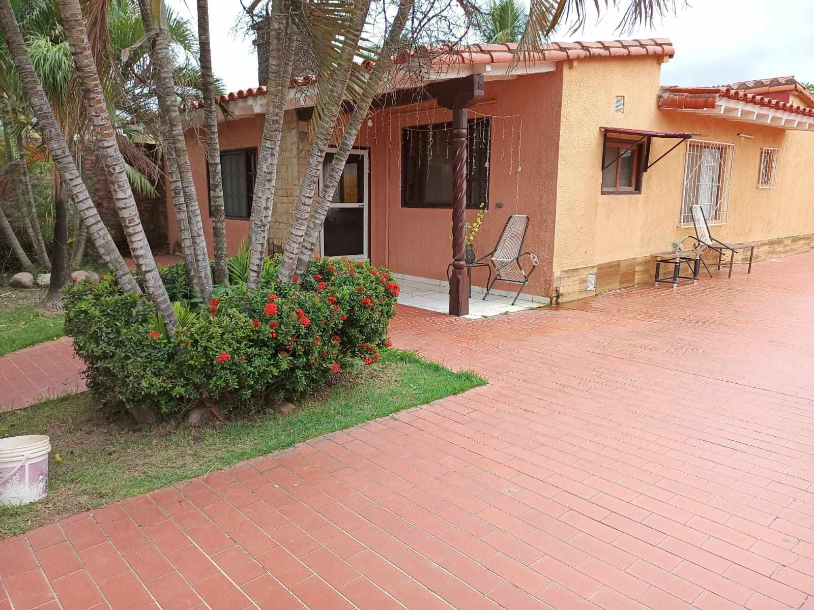Casa en VentaURB TOBOROCHI ZONA SUR CALLLE EL NOGAL ; Líneas De Micro 1, 115, 116, 77, 78, 120
zona Sur
colinda Con Barrio El Caminero / Blooming / Las Amaericas / El Paraiso 3 dormitorios 1 baños 2 parqueos Foto 1